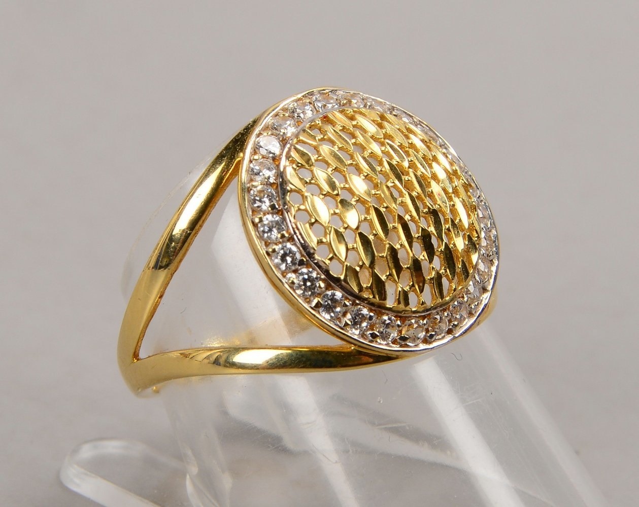 Ring, 585 GG/WG (gest.), durchbr. runder Ringkopf, umlaufend mit Brill.