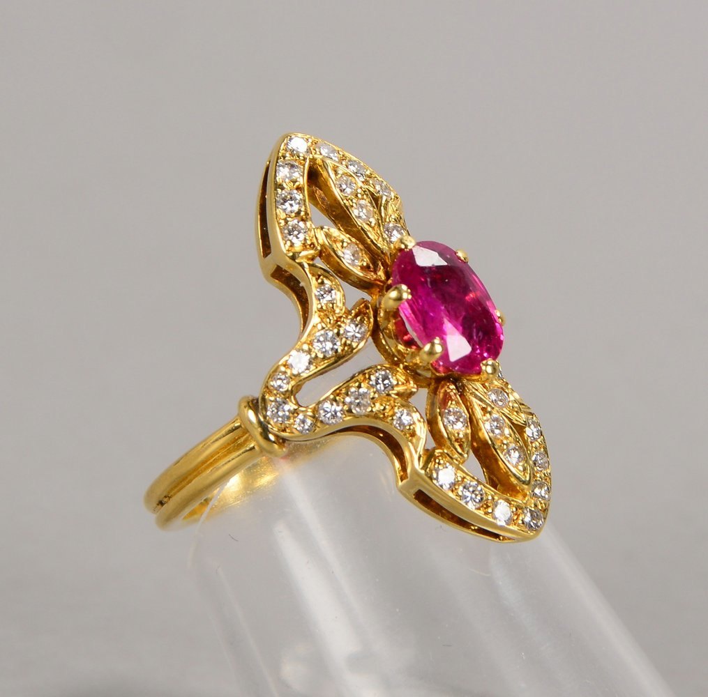 Ring, 750 GG (gest.), mit Rubin/ca. 0,7 ct und kleinen Diamanten/ca. 0,5 ct