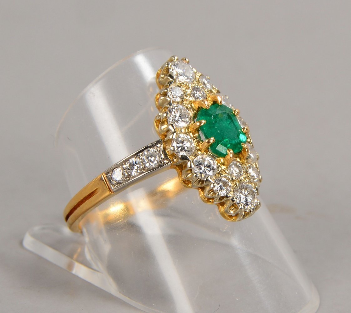 Ring, 750 GG (gest.), mit Smaragd/ca. 0,28 ct und Brillanten/ca. 0,68 ct