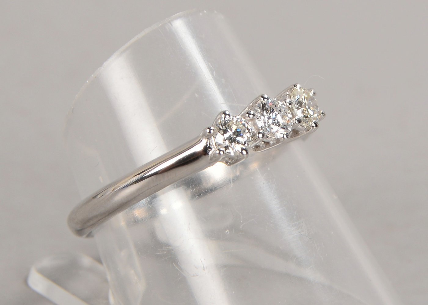 Ring, 750 WG (gestempelt), mit 3-fachem Brillantbesatz/zusammen ca. 0,38 ct, F-Vsi; RG 56, Gewicht 3