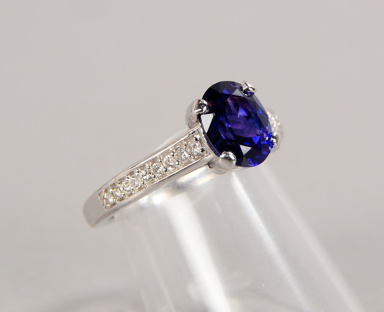 Ring, 750 WG (gest.), mit Saphir/ca. 2,08 ct, und 18x kl. Diamanten/ca. 0,38 ct