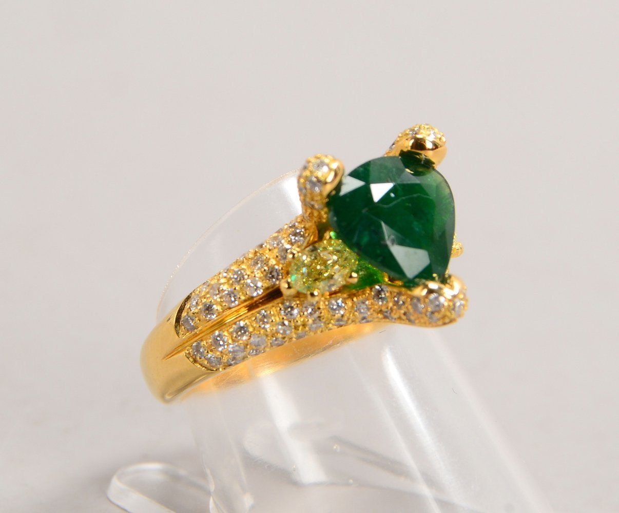 Ring, 750 WG (gest.), mit Saphir/ca. 1,85 ct, Fancy-Diamanten und Brillanten