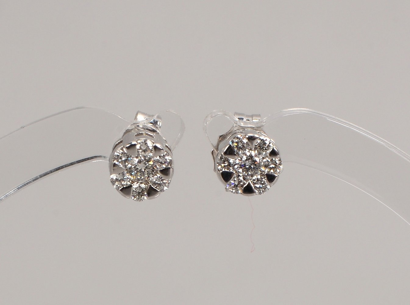 Paar Ohrstecker, 750 WG (gest.), jeweils mit 7x Brillanten/0,37 ct, F-Vsi