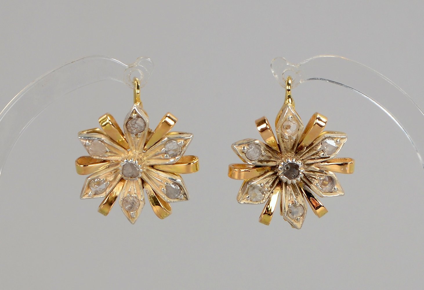 Paar Ohrhänger, 12 kt Gold/Silber, Blütenform, mit Diamantrosen; Ø 20 mm