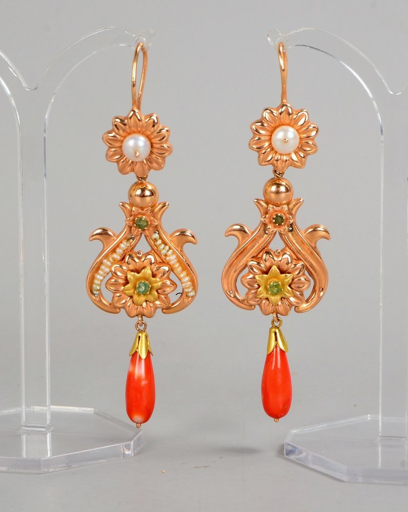 Paar Ohrhänger, 12 kt Gold, florale Gestaltung, Perlen, Smaragde, Koralle