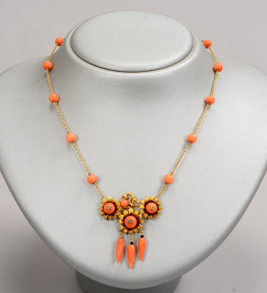 Collier, 20 kt GG, Anhänger in Blütenform, mit Korallenbehang/-besatz