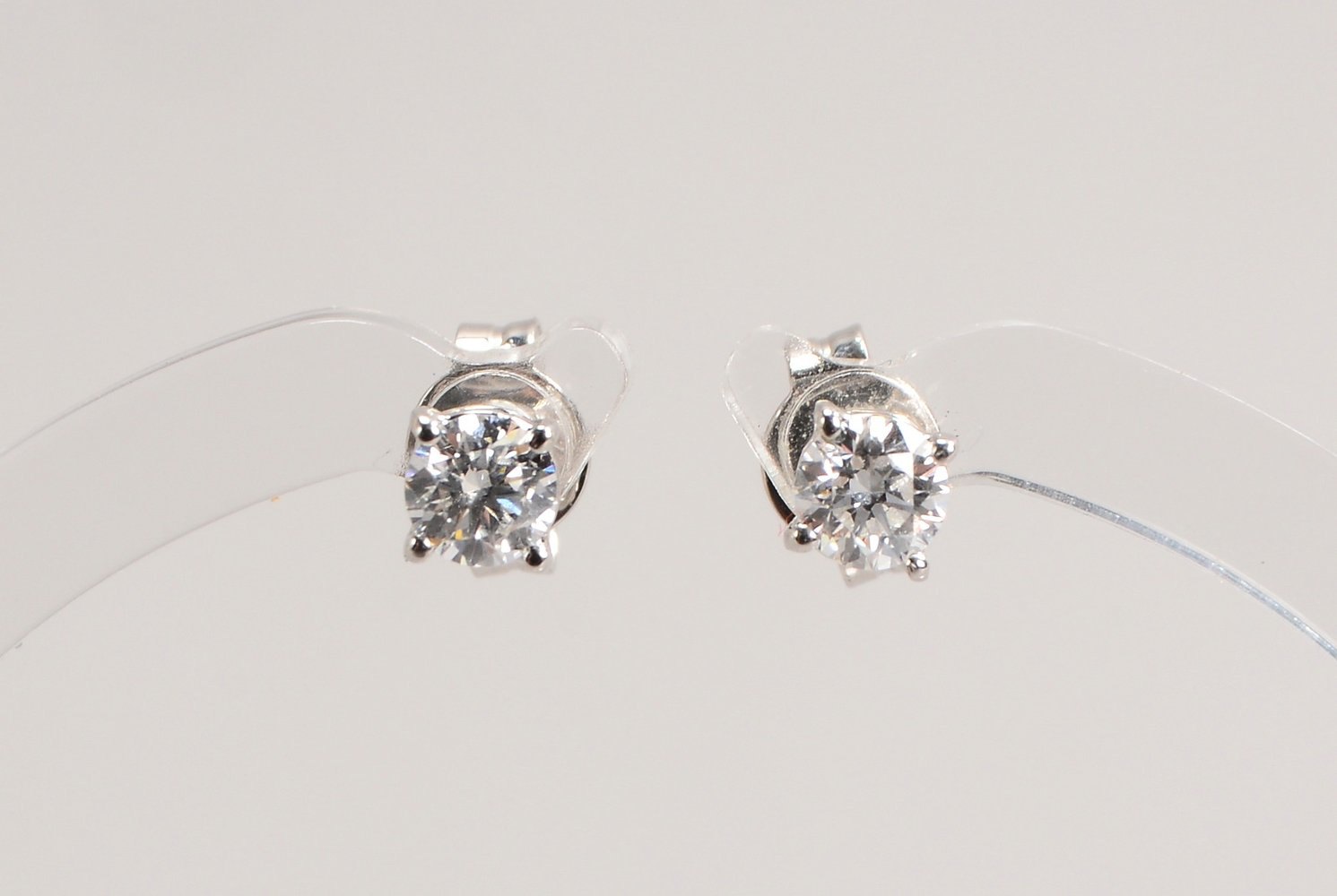 Paar Ohrstecker, 750 GG (gest.), mit Brillant/zus. ca. 0,50 ct; Gewicht 1,08 g