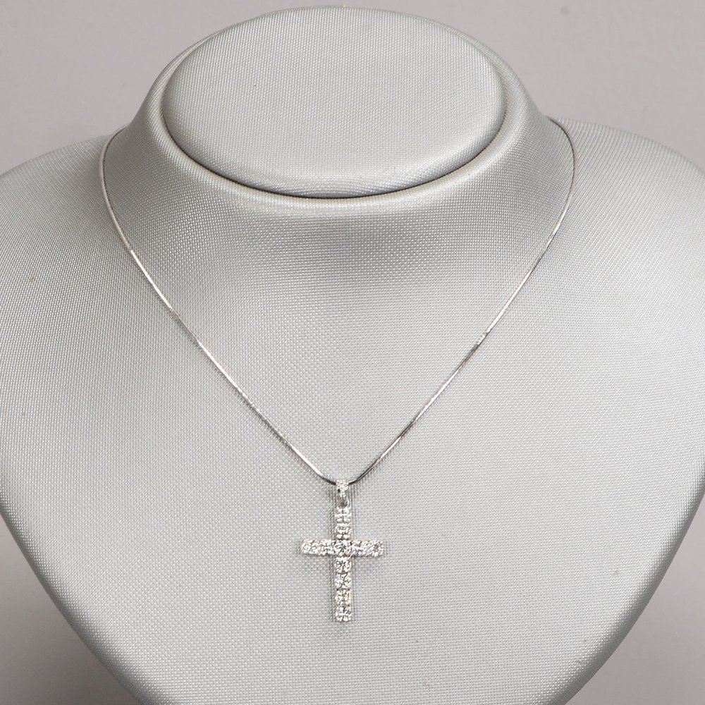 Anhänger, 750 WG (gest.), Kreuzform, 13x Brillanten/1,35 ct, an 750 WG-Kette