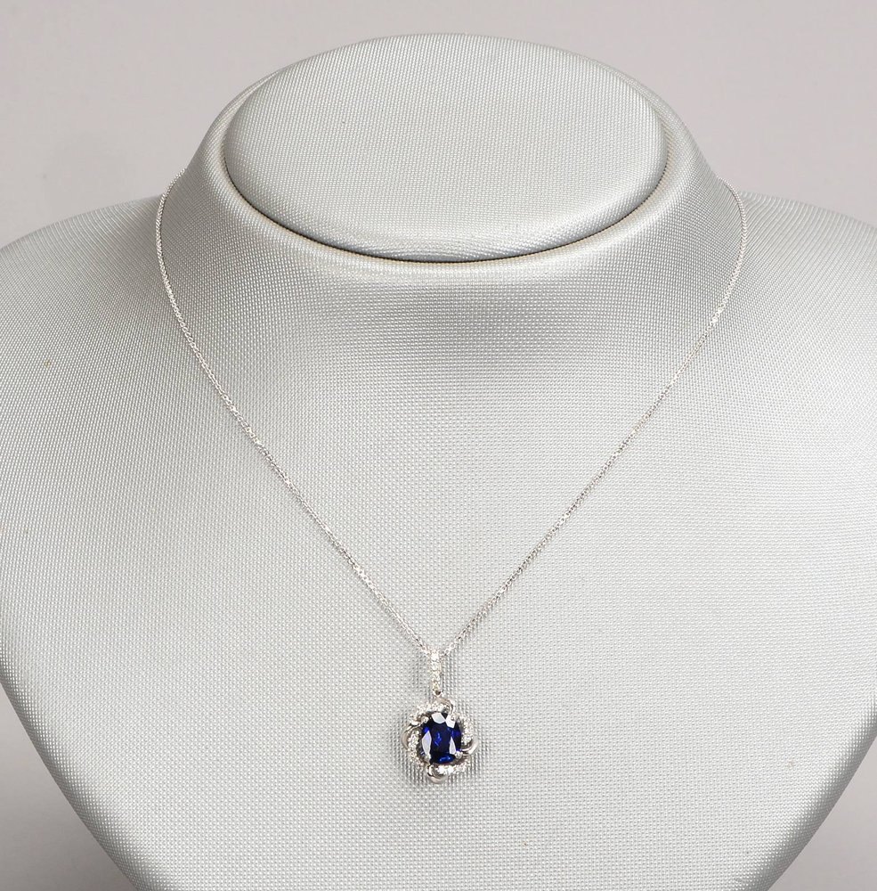 Anhänger, 750 WG (gest.), Saphir/1,39 ct, und Brillanten/0,23 ct, F-Vsi, an Kette