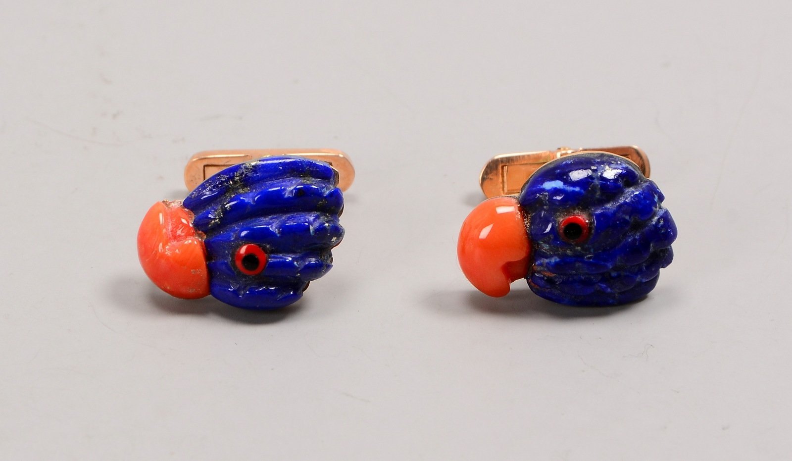 Paar Manschettenknöpfe, 9 kt Gold, 'Papageienköpfe', Lapislazuli und Koralle