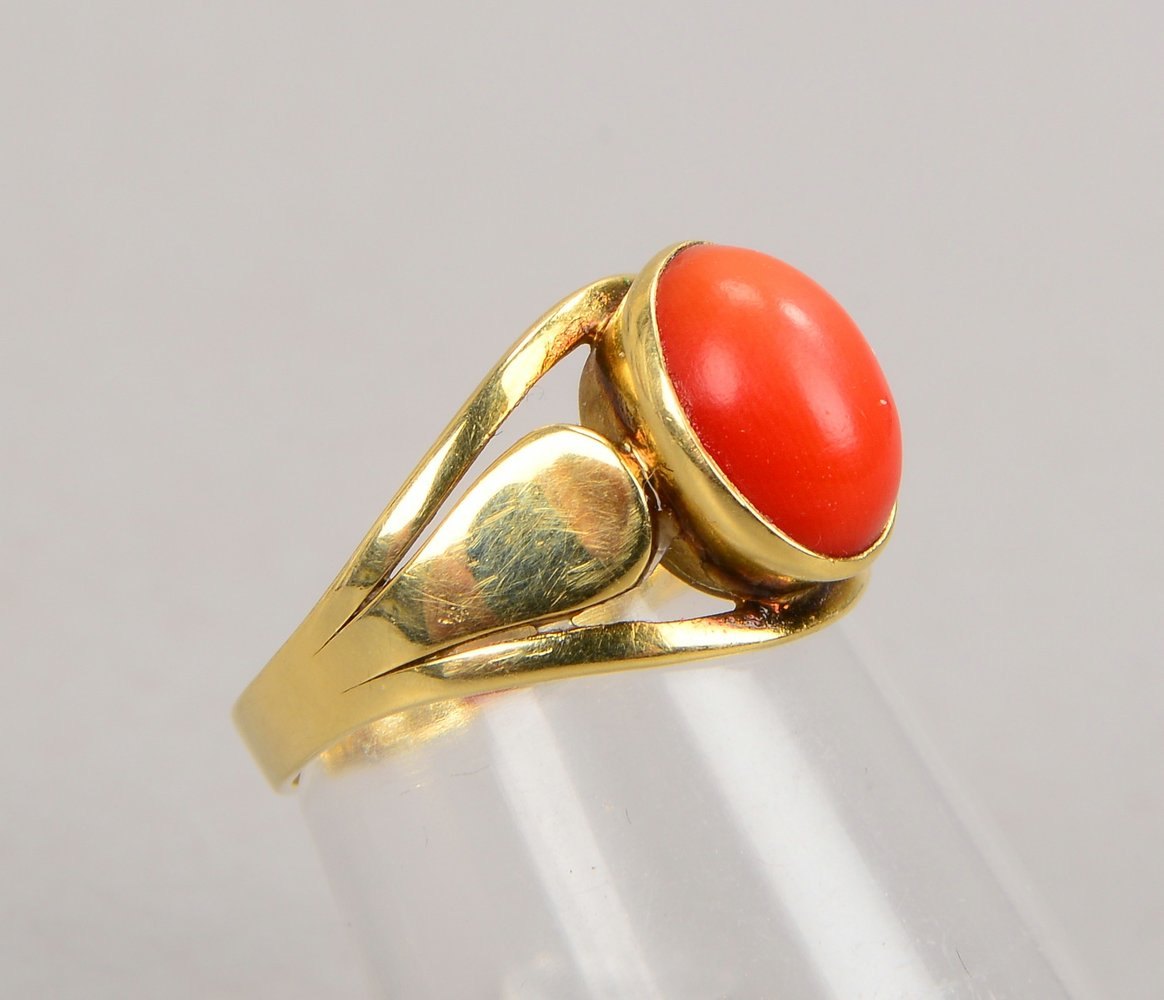 Ring, 585 GG (gest.), mit Korallencabochon; RG 52, Gewicht 3 g