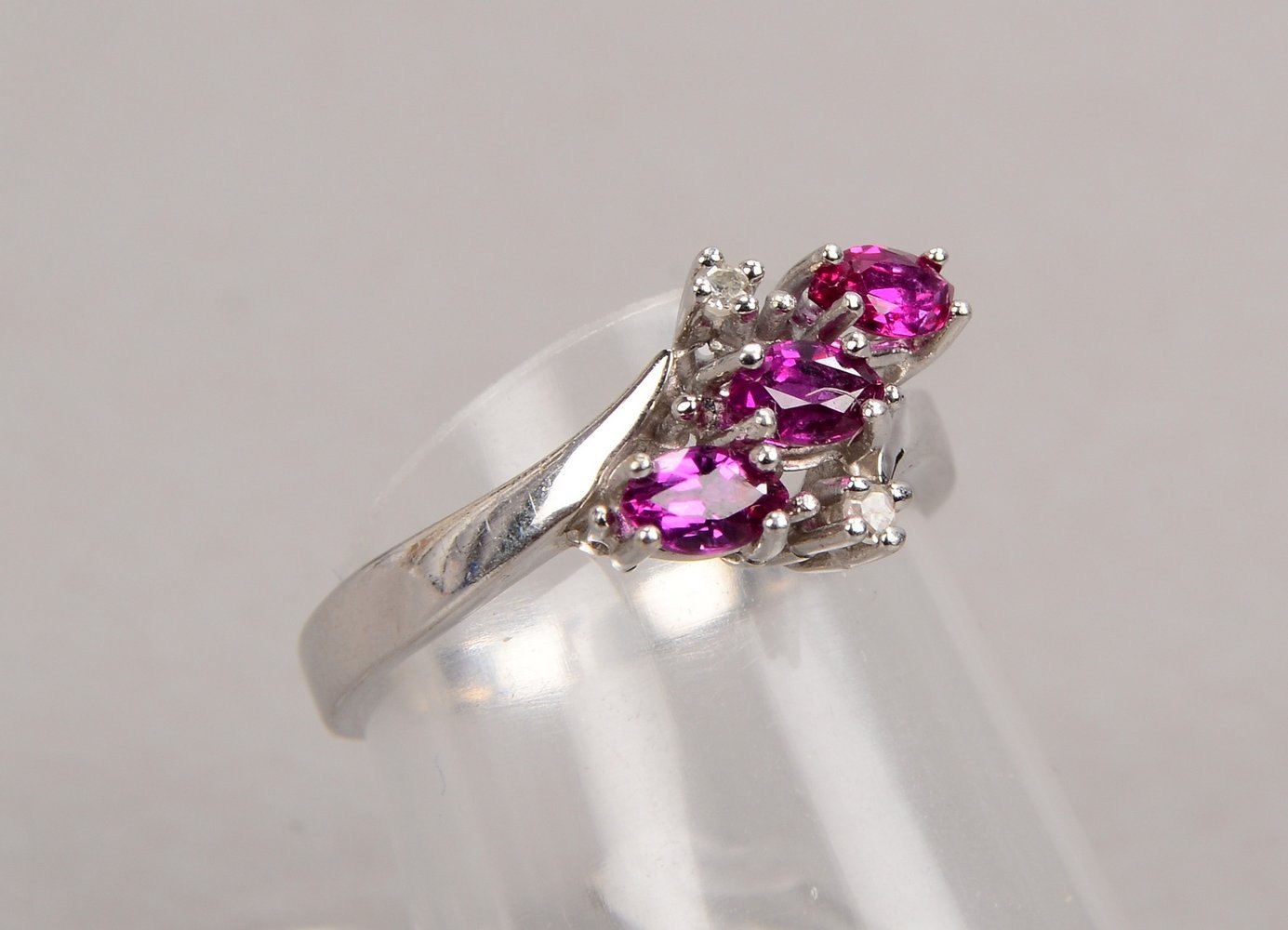 Ring, 585 WG (gest.), mit 3-fachem Rubinbesatz und 2x Diamanten