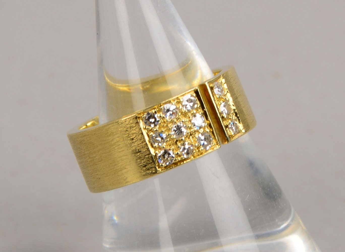 Ring, 585 GG (gest.), breite Ringschiene/6 mm, mit 12x Diamanten