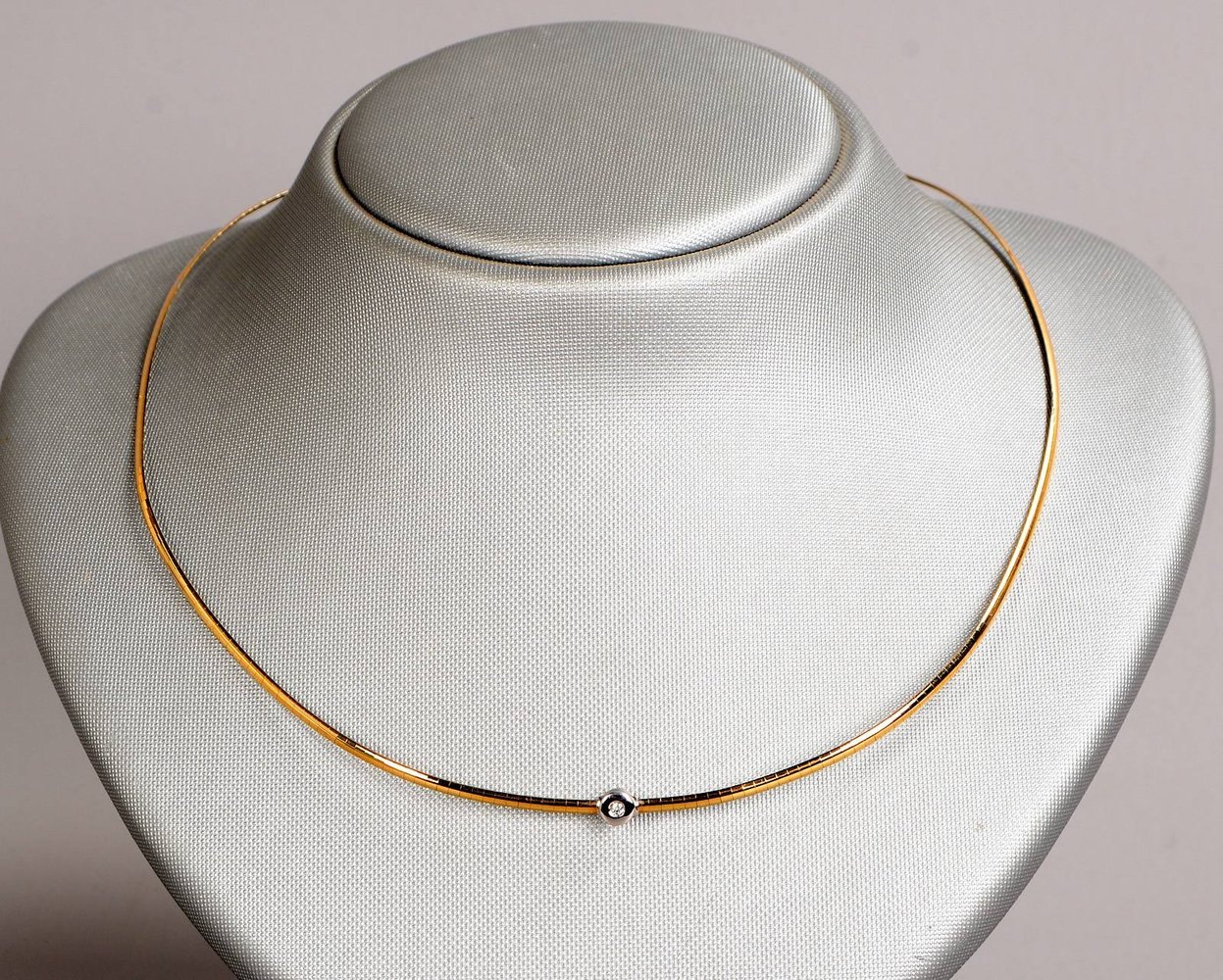 Collier/Halsreif, 585 GG/WG, mit einzelnem kl. Brillant, mit Steckschließe