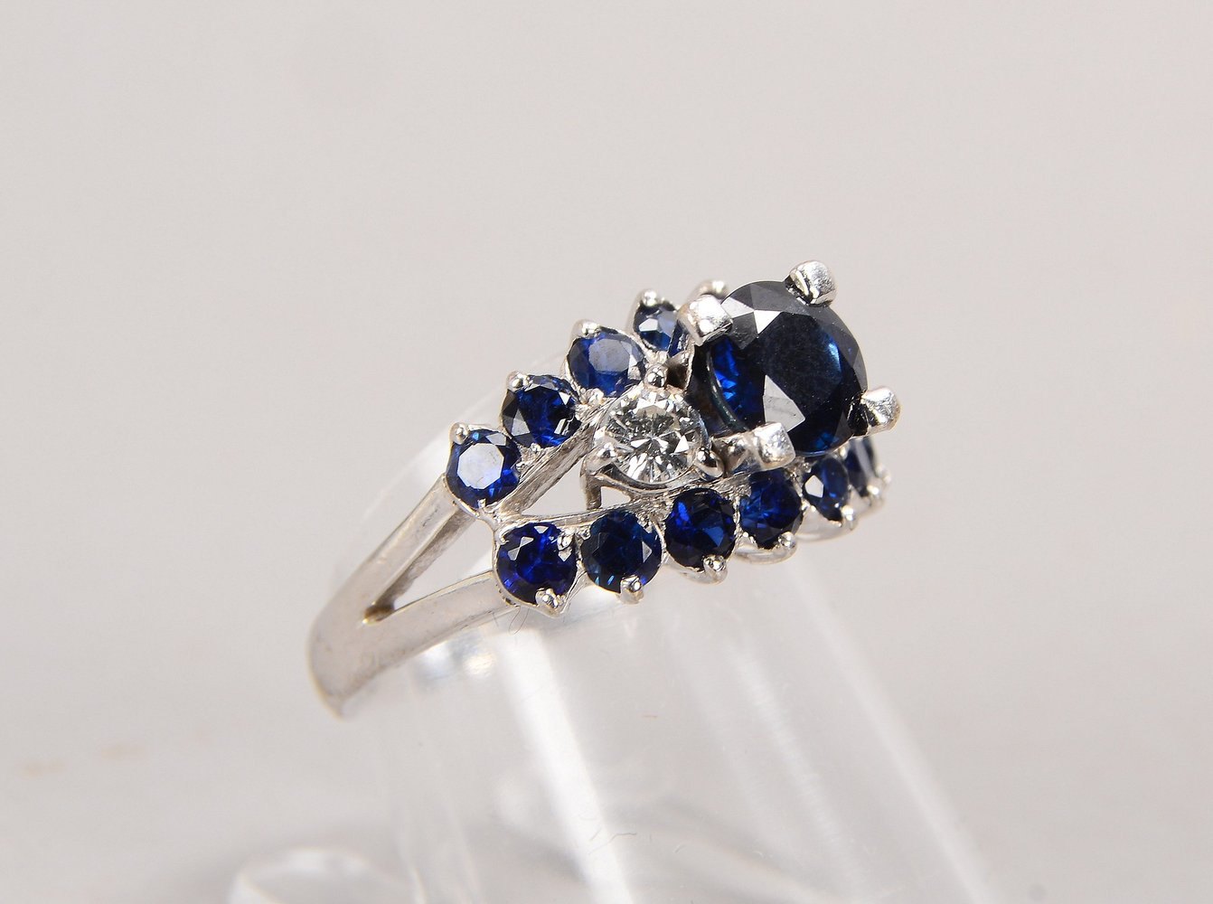 Ring, Platin, mit 2-fachem Brillantbesatz/zusammen ca. 0,30 ct, und 15-fachem Saphirbesatz; RG 54