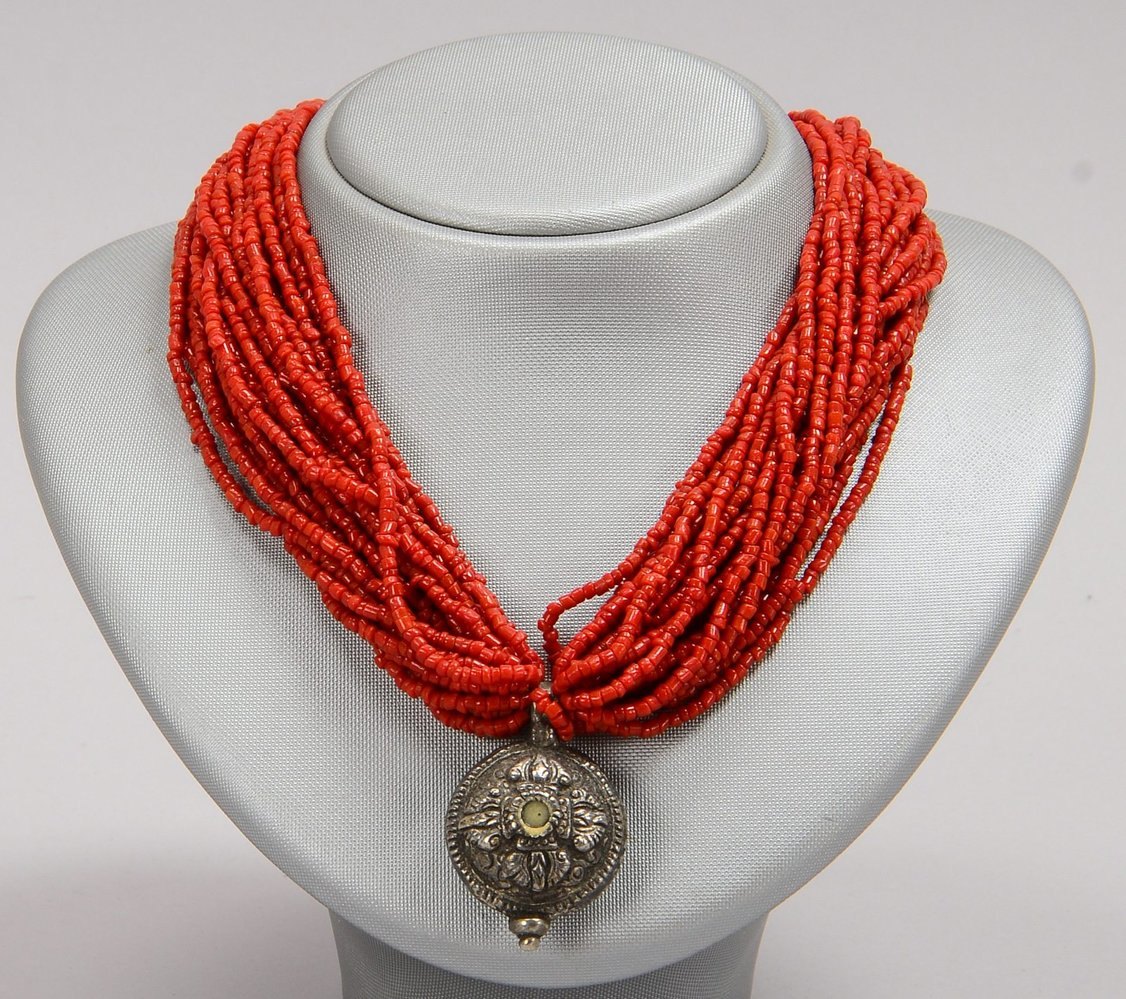 Ethnoschmuck, Collier mit Korallenbesatz, 22-strängig, mit Silber-Anhänger