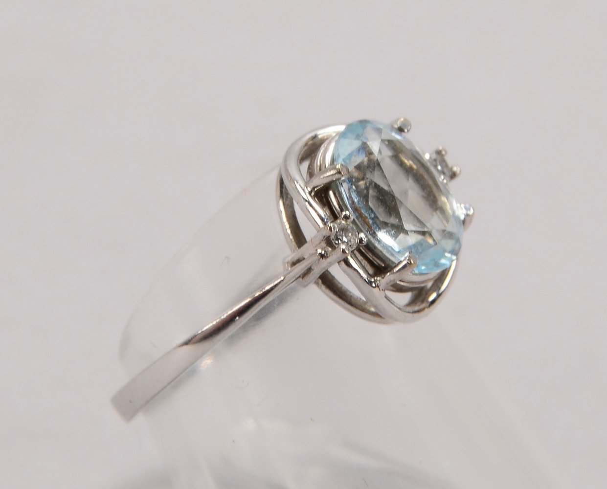 Ring, 585 WG (gest.), mit fac. Aquamarin/oval und 2x kl. Brill.; RG 54
