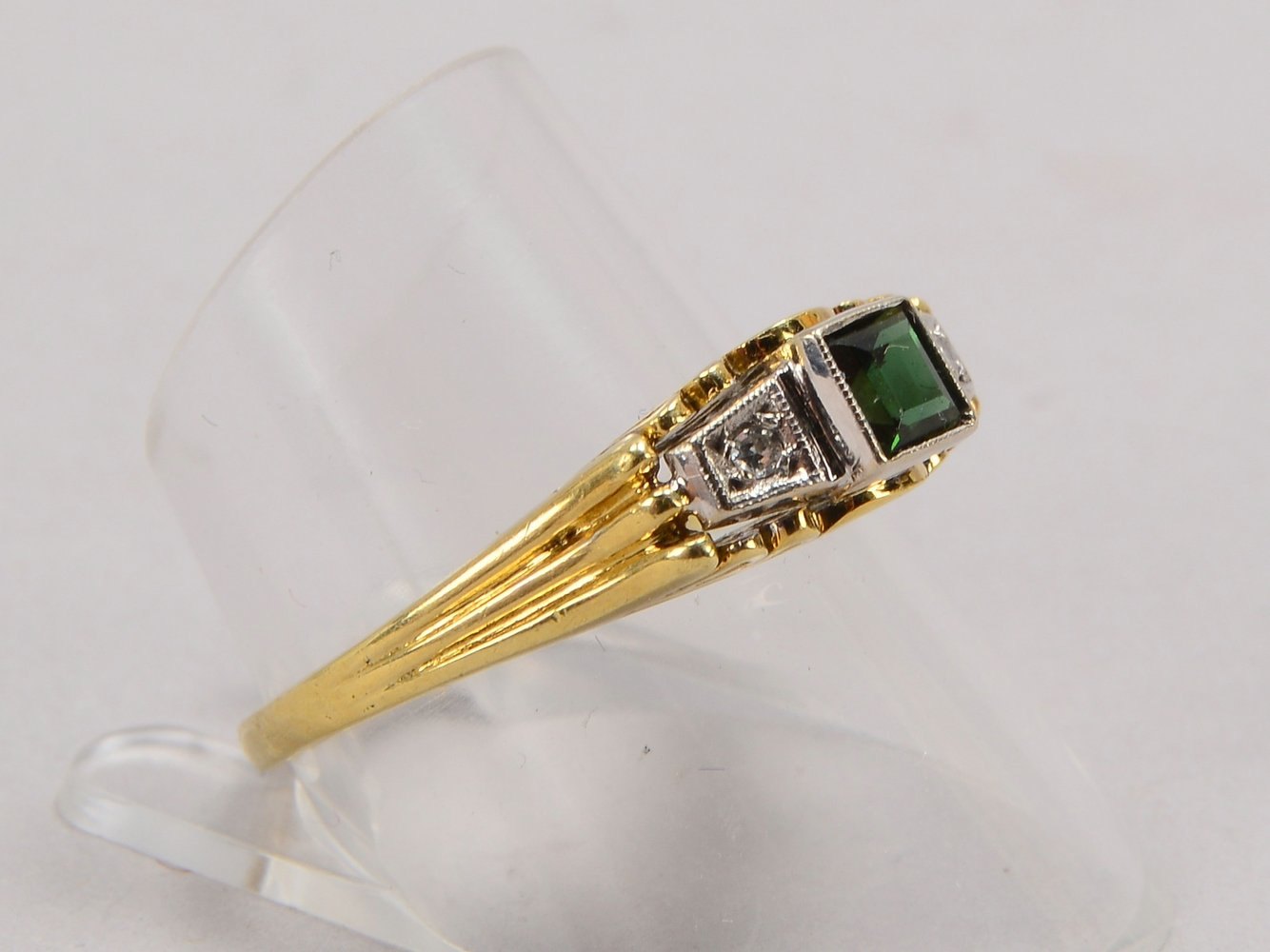Ring, 585 GG/WG, mit einz. Turmalin und 2x Diamanten; RG 61, Gewicht 3,60 g