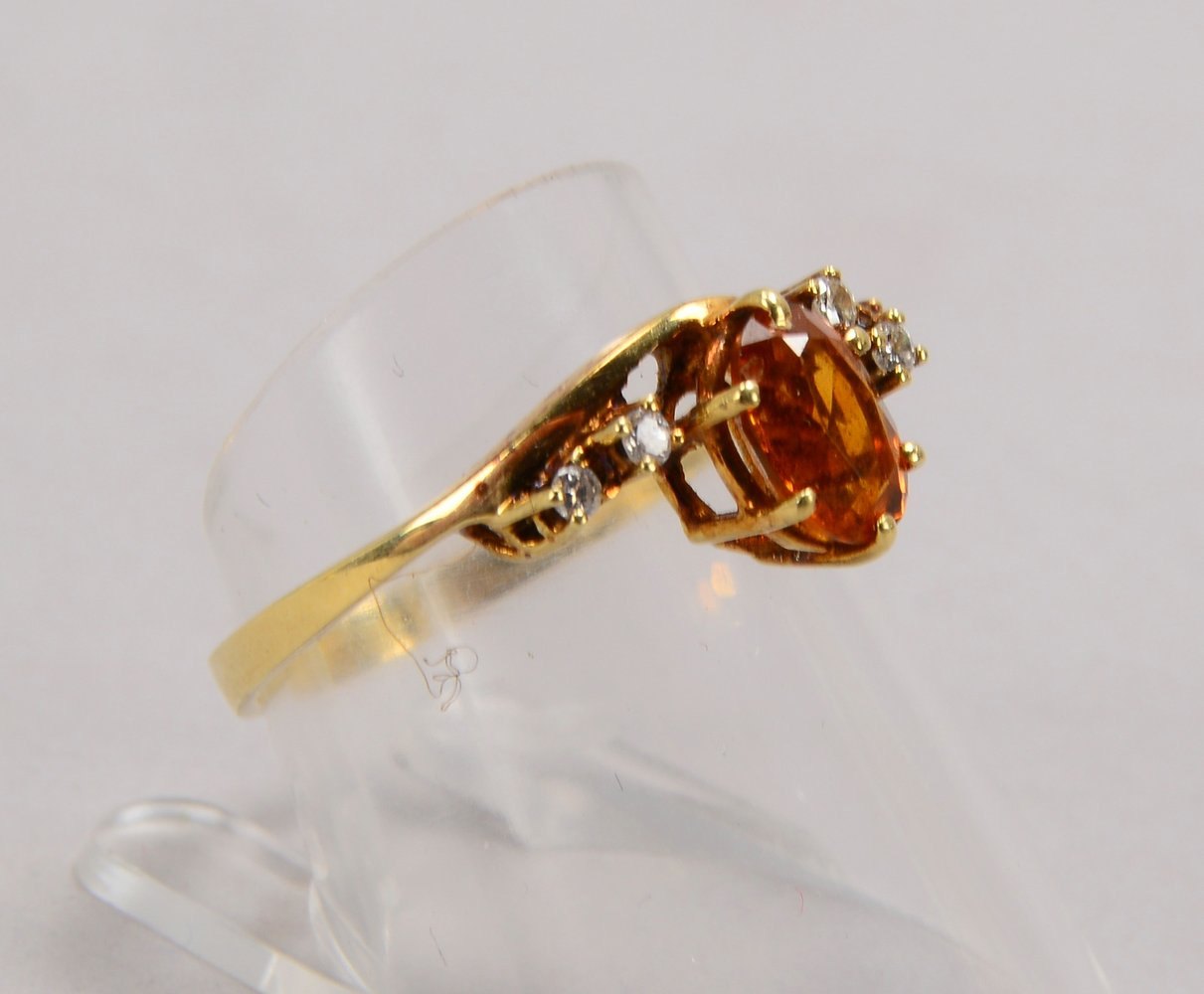 Ring, 585 GG (gest.), mit einz. Citrin und 5x kl. Diamanten, RG 55, Gewicht 2,50 g