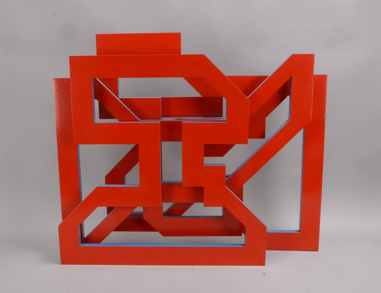Geometr. 3-D-Objekt, 'Zeichengebilde', 4-stufig gest. Holzleisten/Rot und Blau