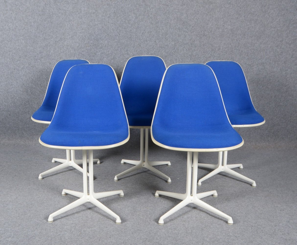 Herman Miller, 5x Designer-Stühle, 'La Fonda', Fiberglas/blauer Stoffbezug, weißer Fuß