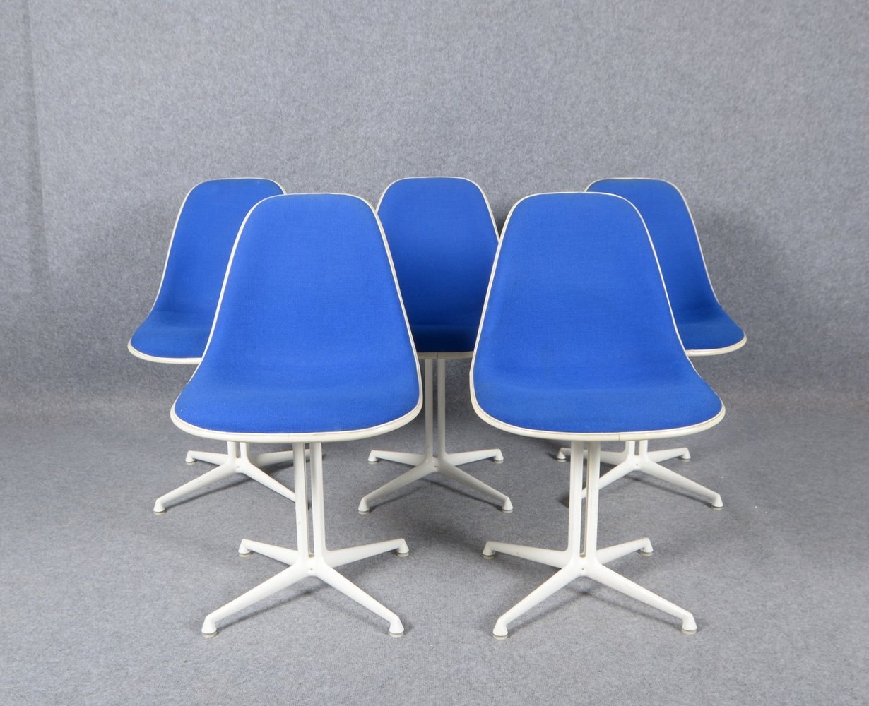 Herman Miller, 5x Designer-Stühle, 'La Fonda', Fiberglas/blauer Stoffbezug, weißer Fuß