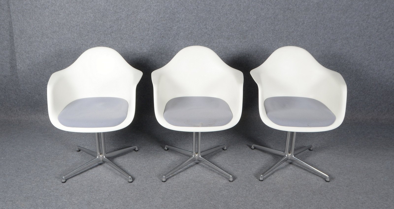 Vitra Eames, 3x 'Plastic Armchairs', Kunststoff/grauer Stoffbezug, verchr. Fuß