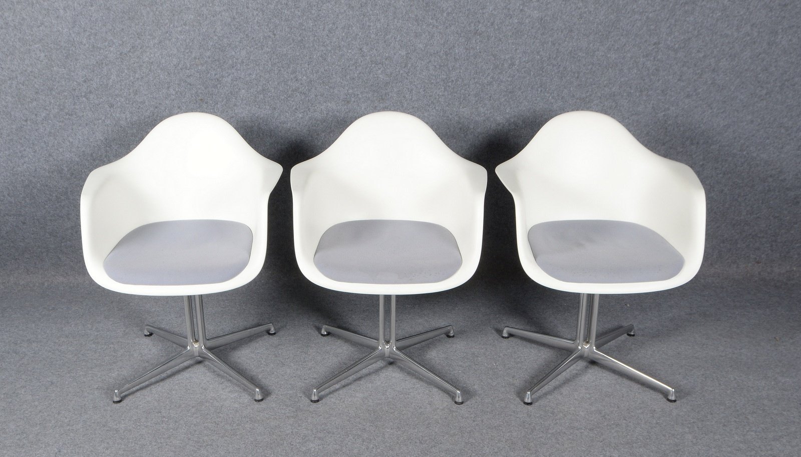 Vitra Eames, 3x 'Plastic Armchairs', Kunststoff/grauer Stoffbezug, verchr. Fuß