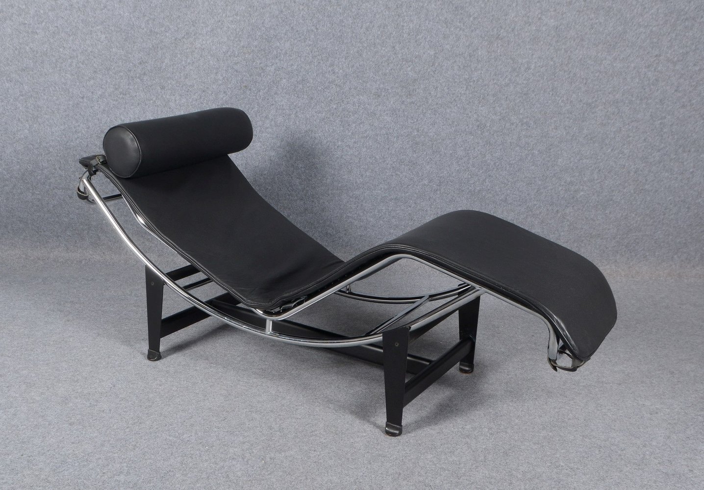 Designer-Chaiselongue ('LC4'-Replik), Lederauflage in Schwarz, auf Gestell