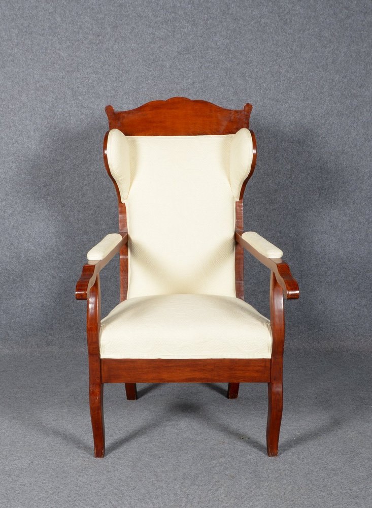 Ohrenbacken-Armlehnsessel (Biedermeier), Mahagoni-Vollholz, cremef. Polster