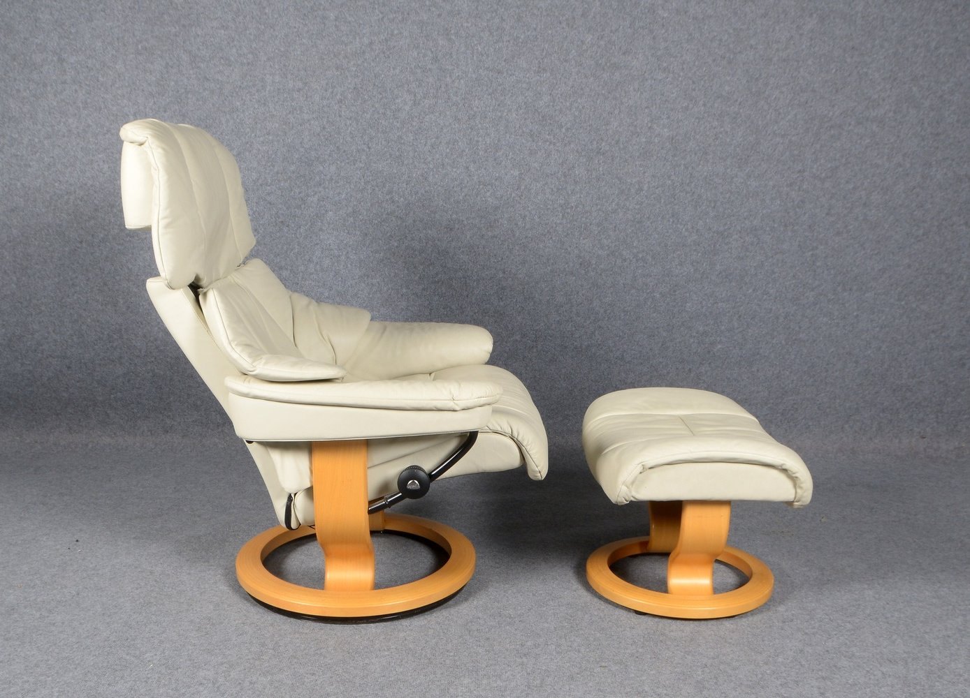 Ekornes/Norwegen, Stressless-Sessel, Buche-Vollholz mit beigefarbenem Leder