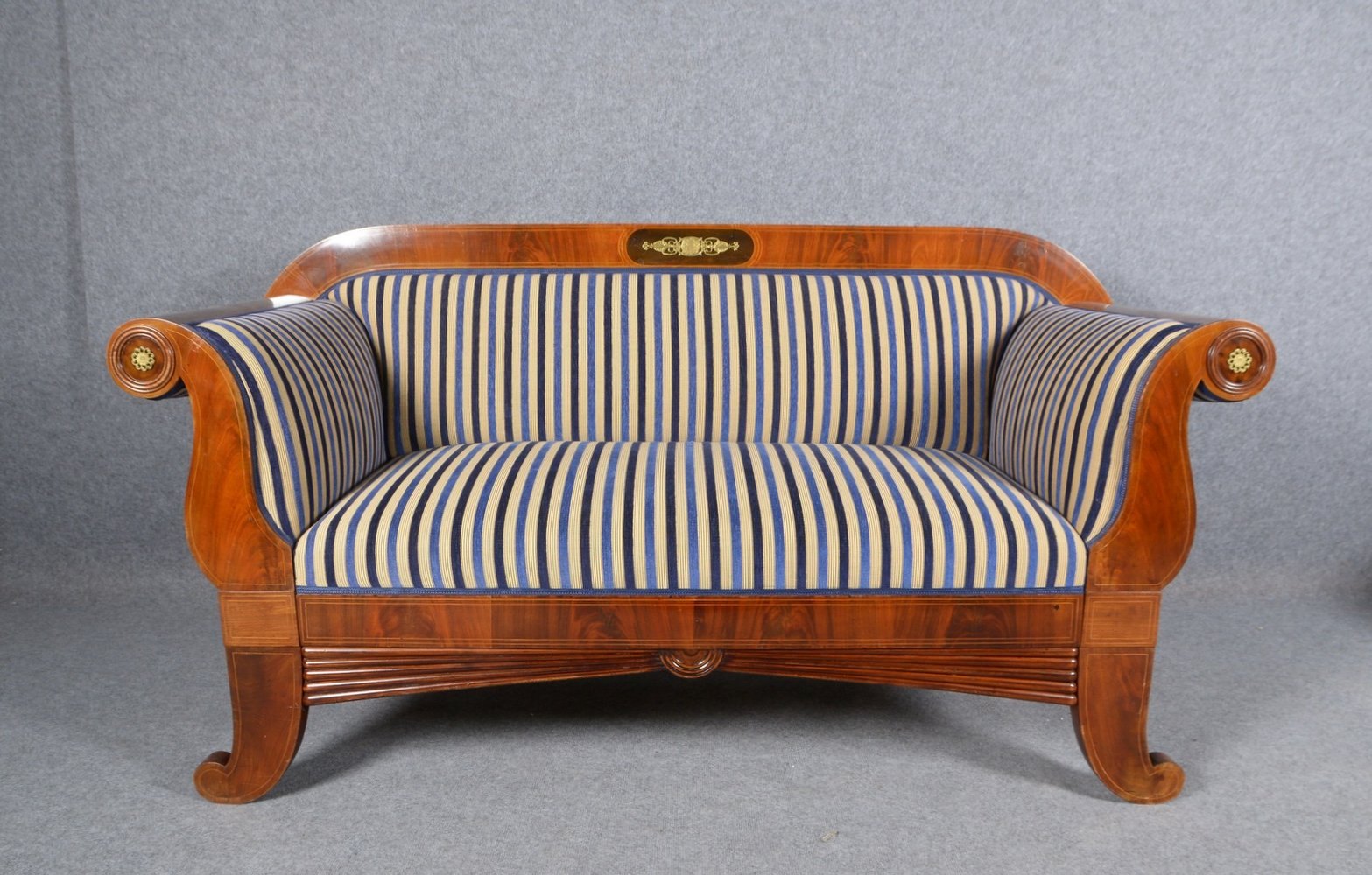 Sofa/3-Sitzer (Bezug vgl. Pos. 6031!), Mahagoni-Vollholz/Intarsien und Appl., neu bez.