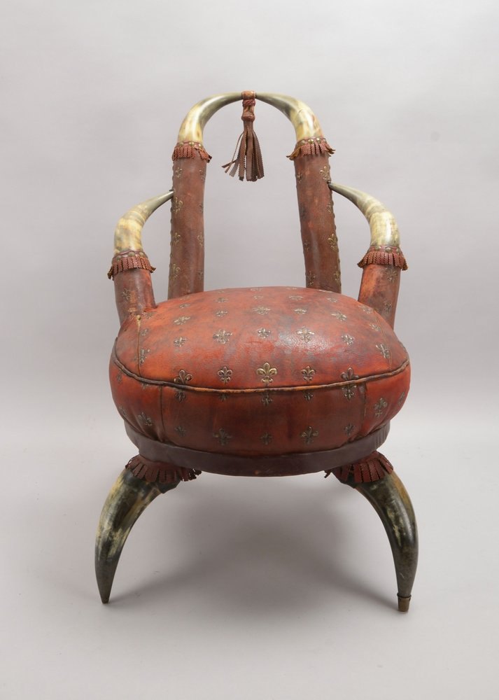 Antiker Stuhl, Rückenlehne/Armlehnen und Füße aus Tierhörnern, Lederbezug