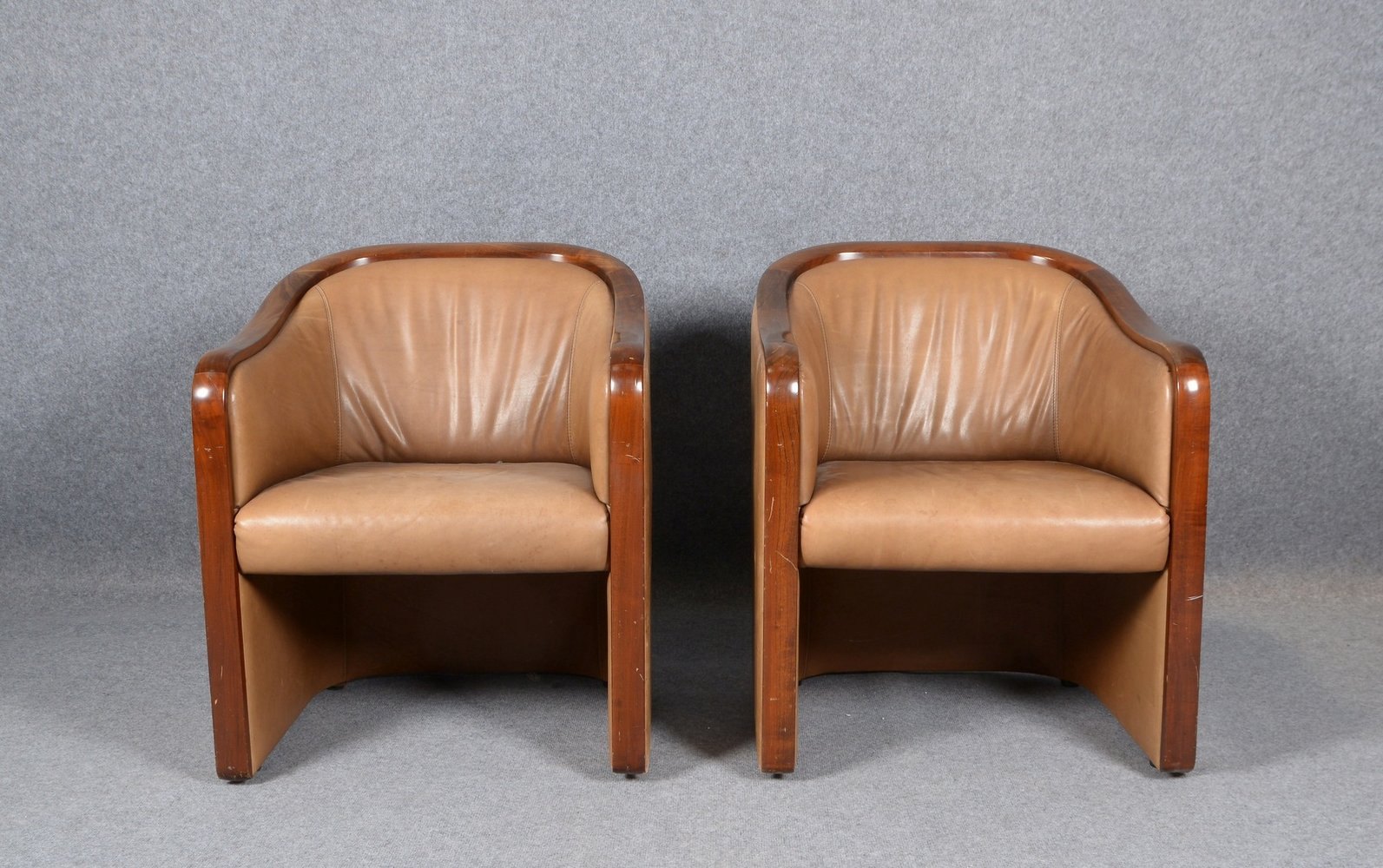Paar Clubsessel, hellbr. Leder; Höhe 81 cm, Breite 66 cm, Sitzhöhe 46-47 cm