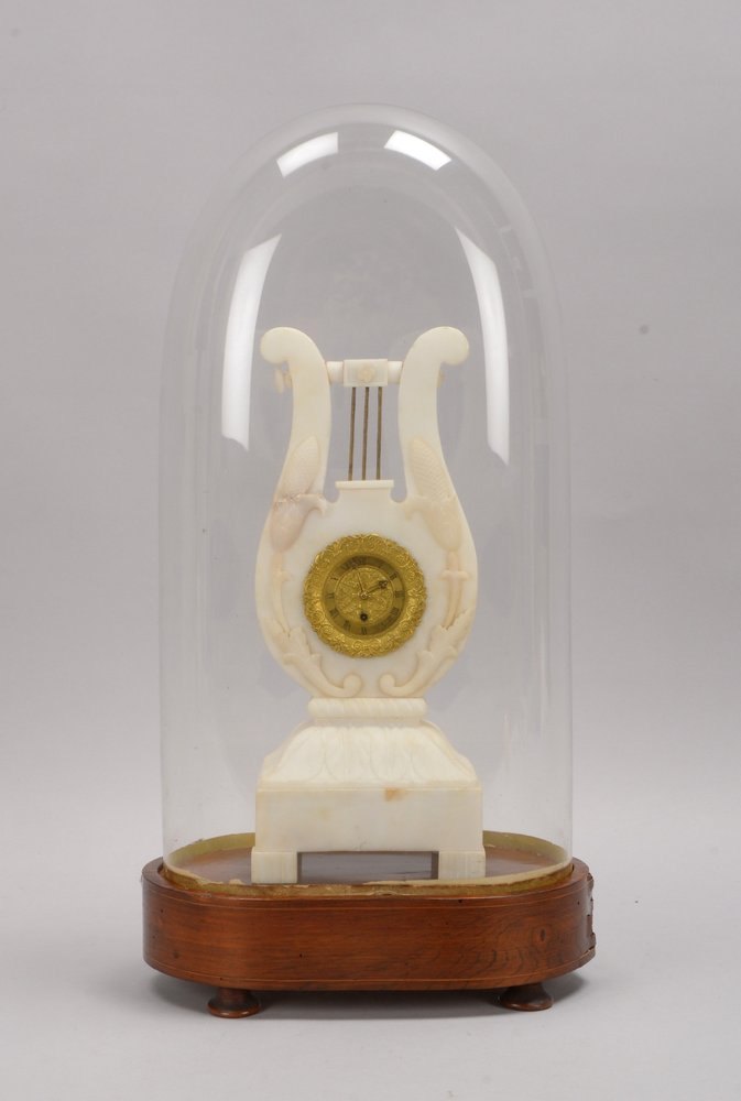 Empire-Salonuhr, figürl. Alabaster-Gehäuse, Lyra', Holzsockel/Glassturz