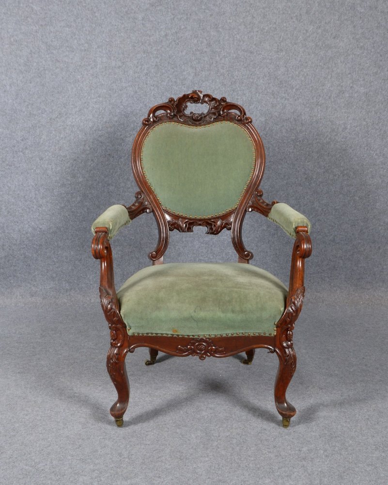 Armlehnsessel (ca. 1870), Holz mit Schnitzereien, Füße auf kl. Rollen