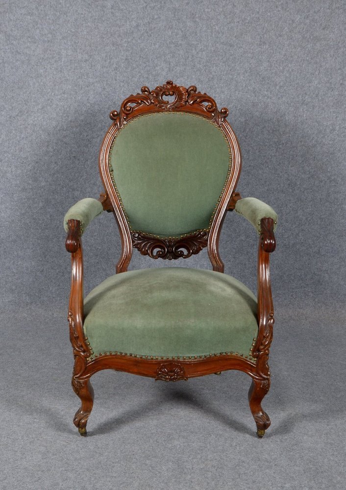 Armlehnsessel (ca. 1870), Holz mit Schnitzereien, Füße auf kl. Rollen