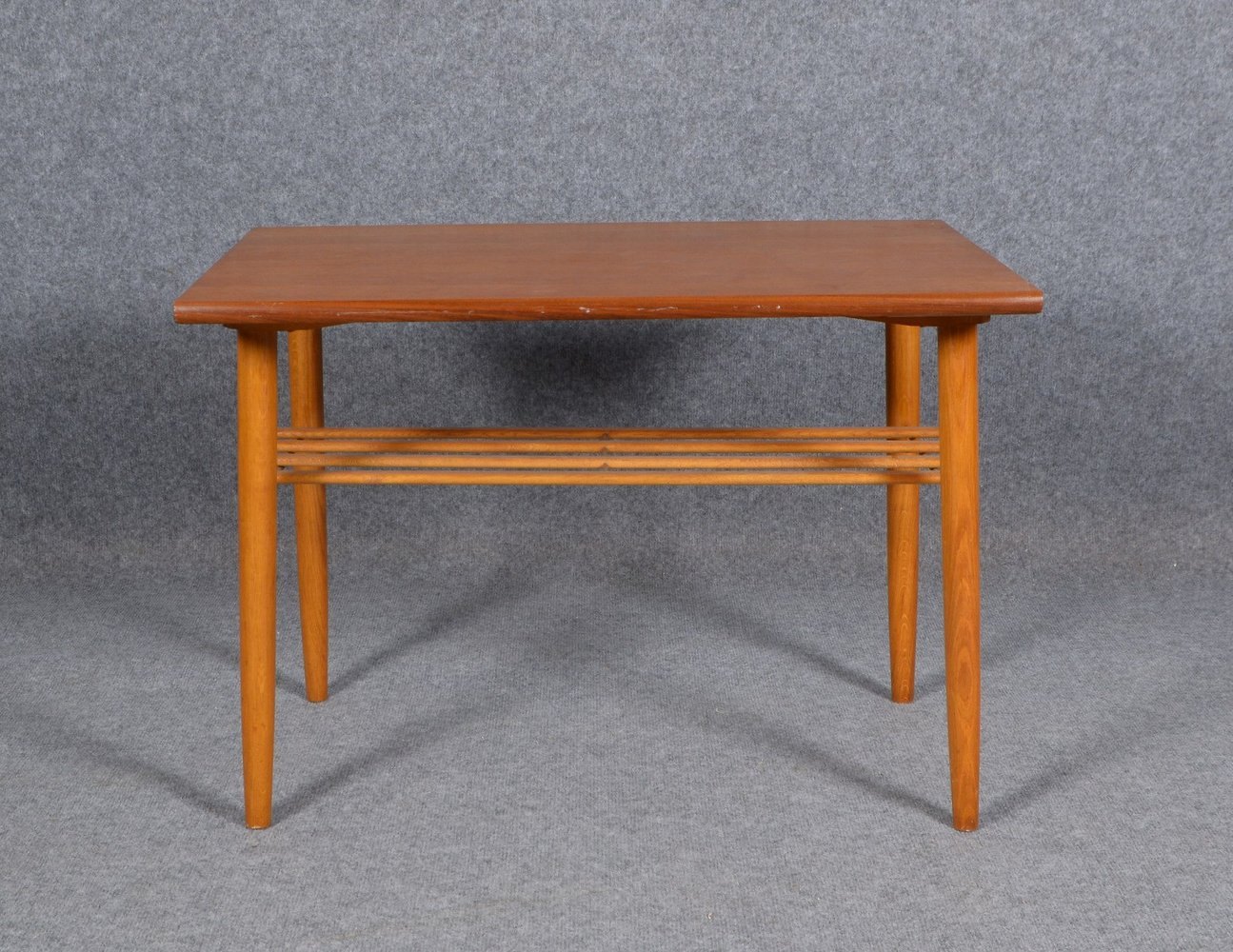 Beistelltisch (Dänemark), Teakholz, untere Ablage mit Verstrebung; Höhe 53 cm