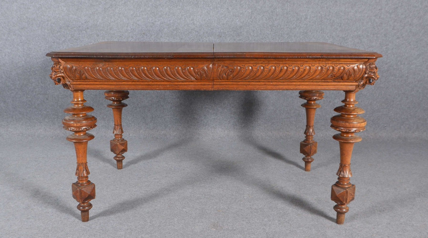 Salontisch (Historismus), Eiche, Zarge mit Schnitzerei/'Löwenköpfen'