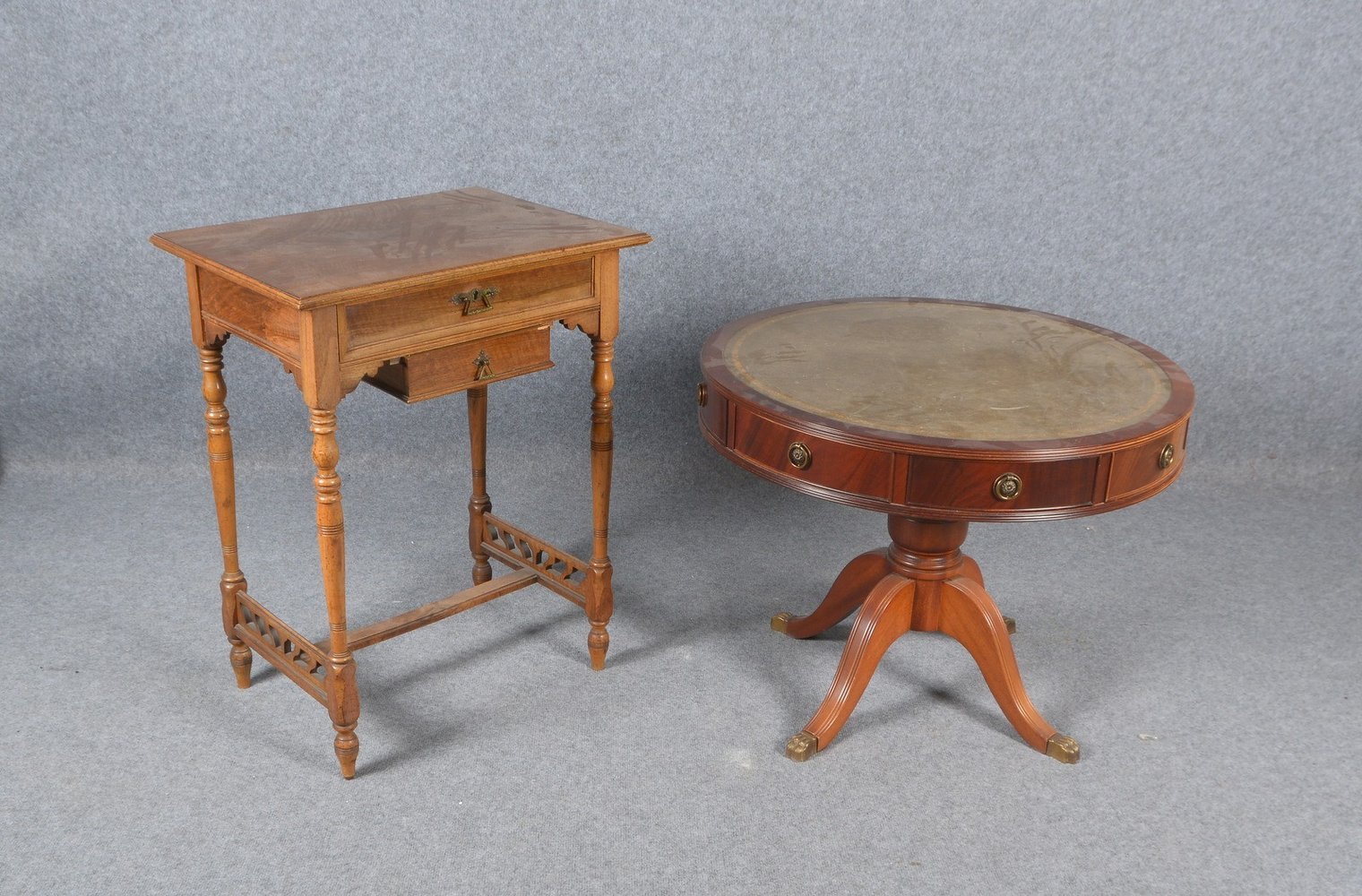 Trommeltisch, Höhe 58 cm, Ø 75 cm; und Nähtisch, Maße 76 x 60 x 45 cm