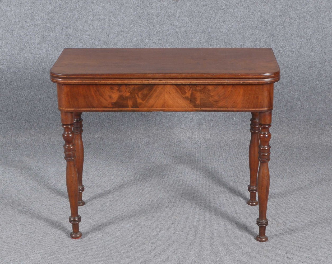 Spieltisch (England), antik, Mahagoni, Platte aufklappbar/drehbar; Höhe 70 cm, Maße 86 x 43 cm