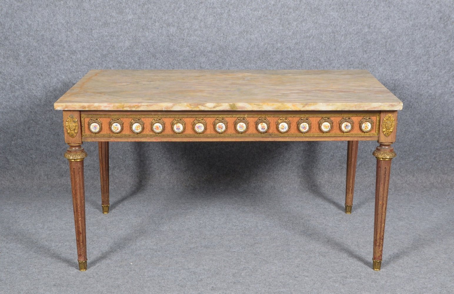 Couchtisch (Empire-Stil), Zargen mit Porz.-Plaketten/Metallapplik., mit Marmorplatte