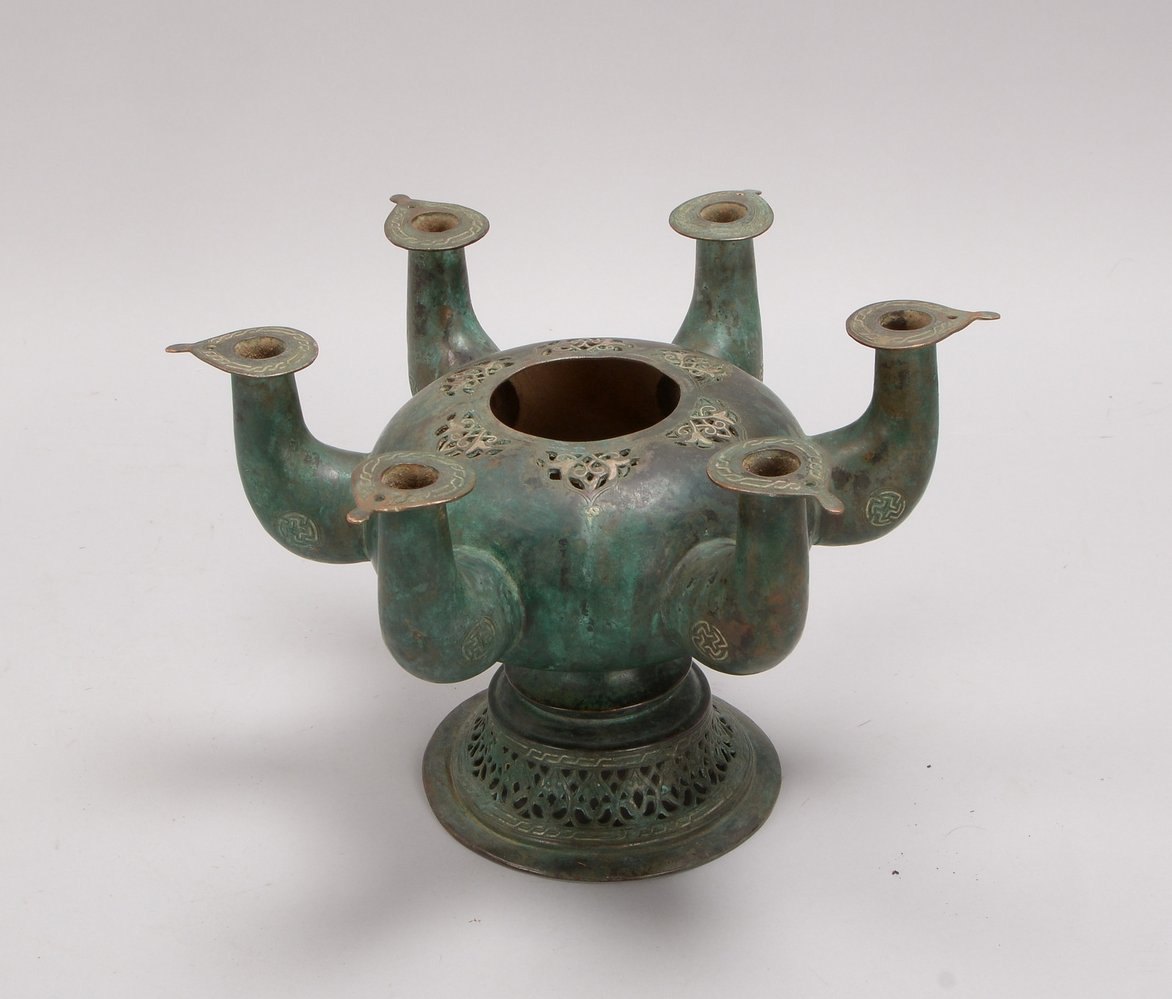 Öllampe (islamisch), Bronze, 6-fl., teils ornamental durchbr., grüne Patina; Höhe 19 cm
