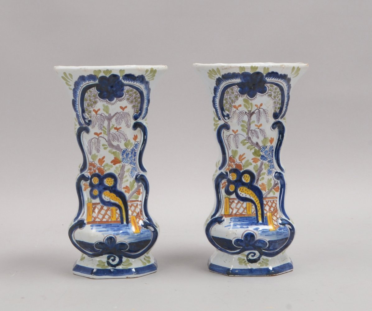 Delft/Holland (um 1800), Paar Trichtervasen, Fayence, glasiert/bemalt; Höhe 26,5 cm