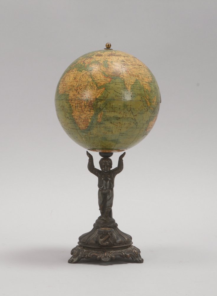 Tischglobus (L.J. Heymann/Berlin, um 1900), auf figürl. Schaft mit kl. Kompass; Ø 14 cm