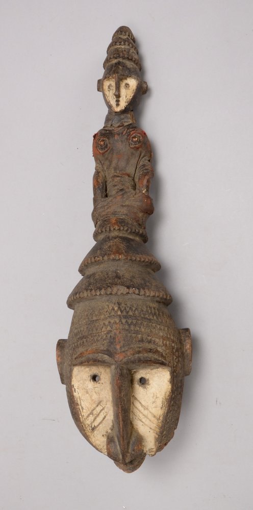 Holzskulptur/Ritualmaske (Benin), 'Kopf' mit bekrönter Figur, partiell weiß gef.