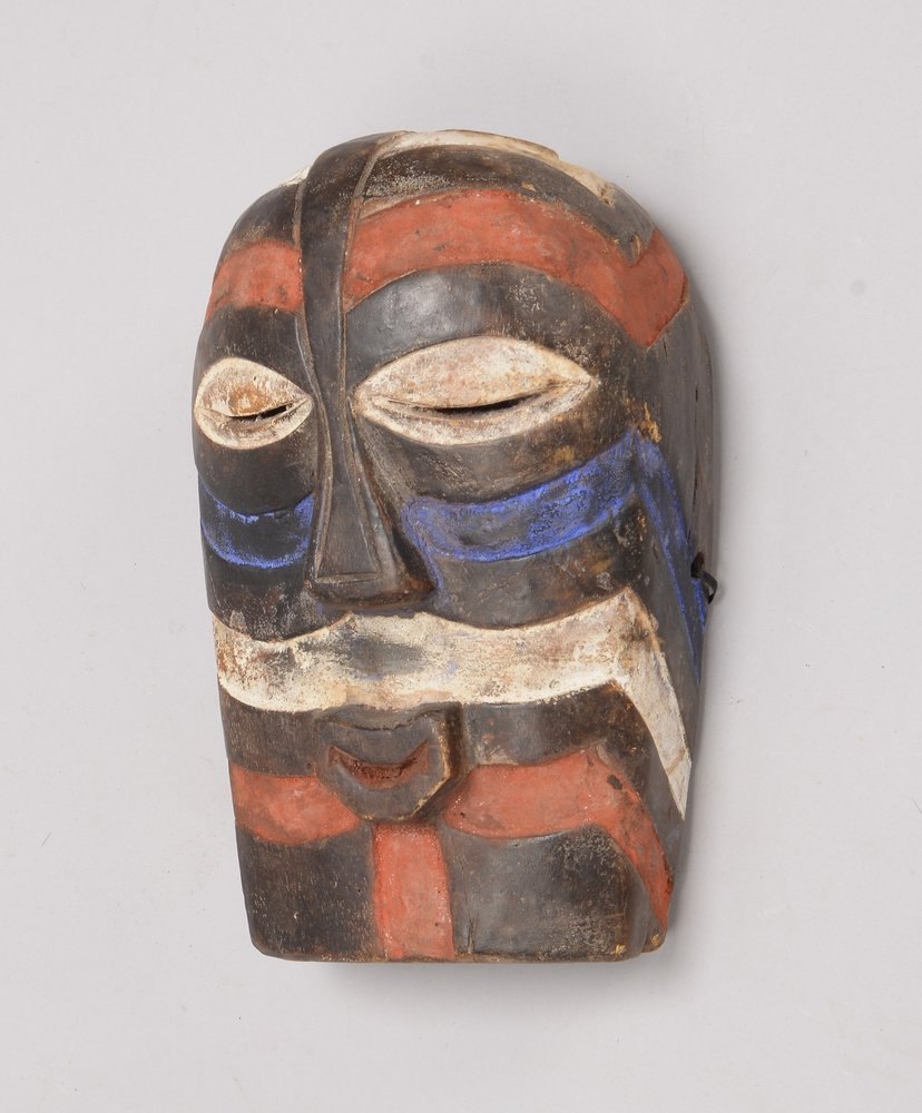 Ritualmaske (Kamerun), stilisierter 'Kopf', mehrfarbig gefasst (weiß, rot und blau)