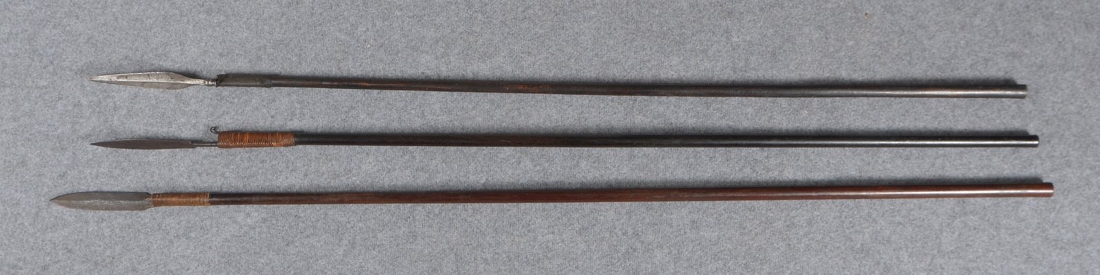 Sumpitan-Konvolut (Dayak, Borneo), Lanze und Blasrohr in einer Waffe, 3 Stück