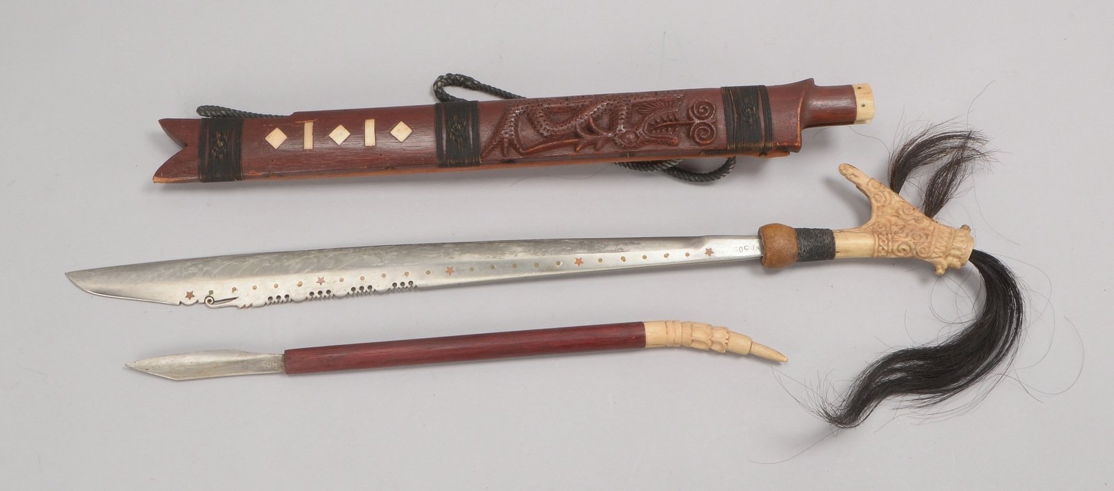 Mandau-Schwert (Dayak, Borneo), Hirschhorn-Griffe, in Edelholz-Scheide