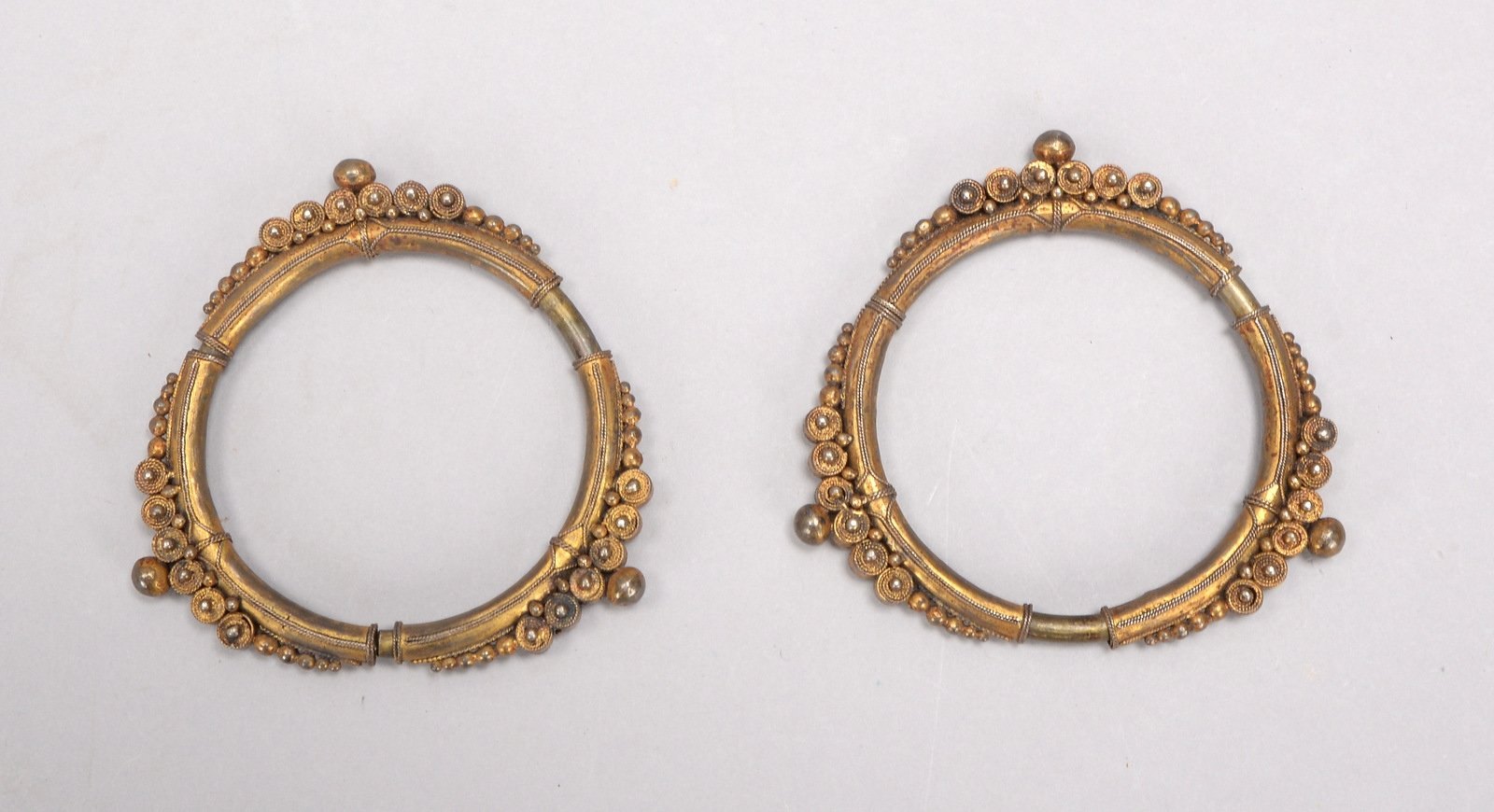 Paar Armreifen (Sumatra), alt, Bronze(?), mit ornament. Verzierung